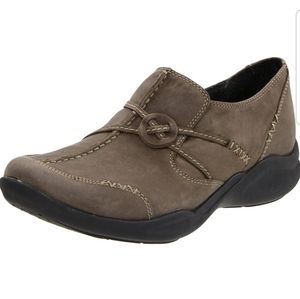 EUC Clarks Wmn Wave Run SlipOn Loafer Olive Nubuck